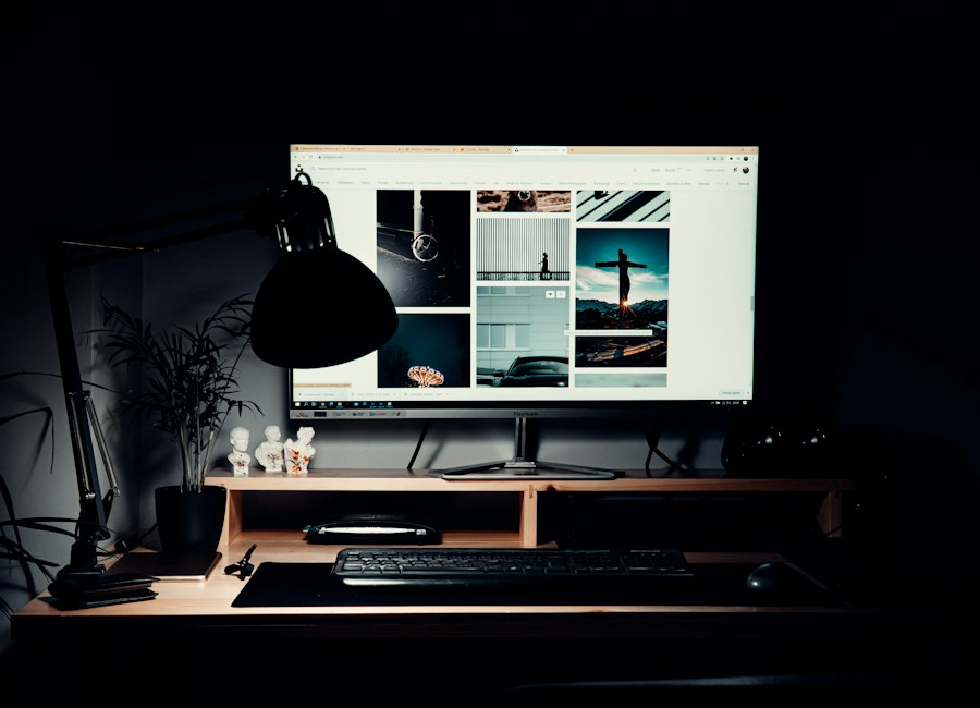 Imagem ilustrativa de um monitor de computador sobre uma mesa