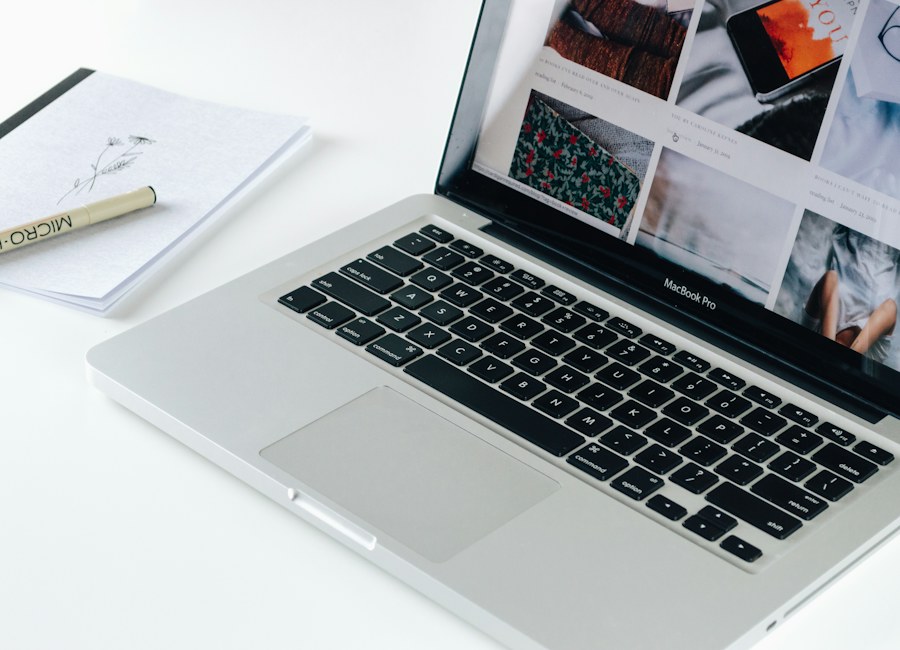 Imagem ilustrativa de um notebook aberto sobre uma mesa